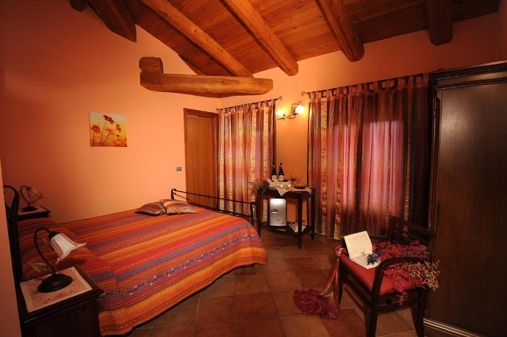 Agriturismo Bianconiglio Monforte dʼAlba Cameră foto